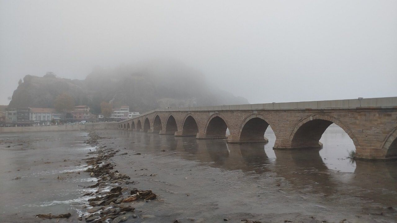 Çorum Osmancık'ta yoğun sis kartpostallık görüntüler oluşturdu