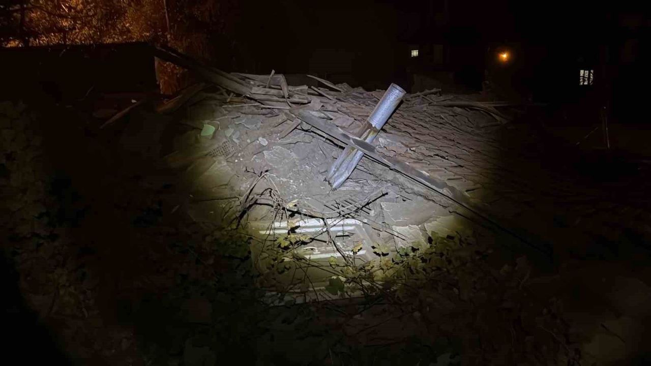 Çorum Sungurlu'da iki katlı metruk ev çöktü