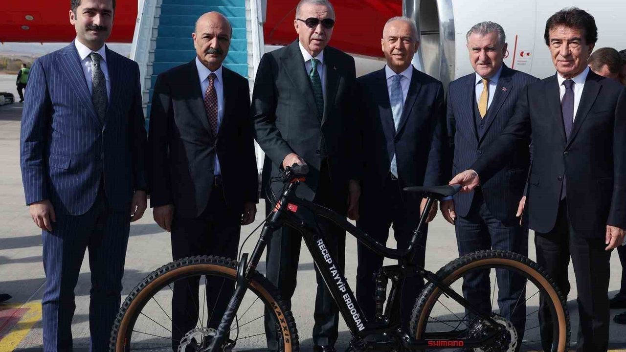 Cumhurbaşkanı Erdoğan’a 60. yıl kupası ve özel tasarım bisiklet takdim edildi