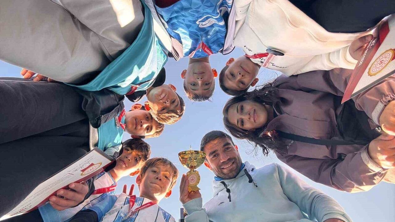 Cumhuriyet Ortaokulu'ndan atletizmde çifte başarı