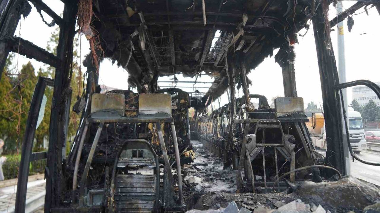 D-100'de park halindeki yolcu otobüsü yandı