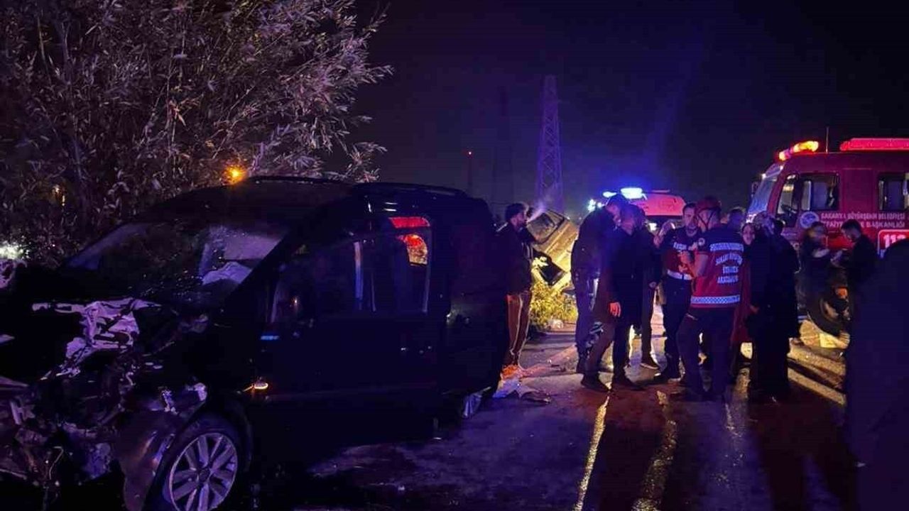 D-140 Balballı sapağında iki hafif ticari araç çarpıştı: 1 ölü, 2 yaralı