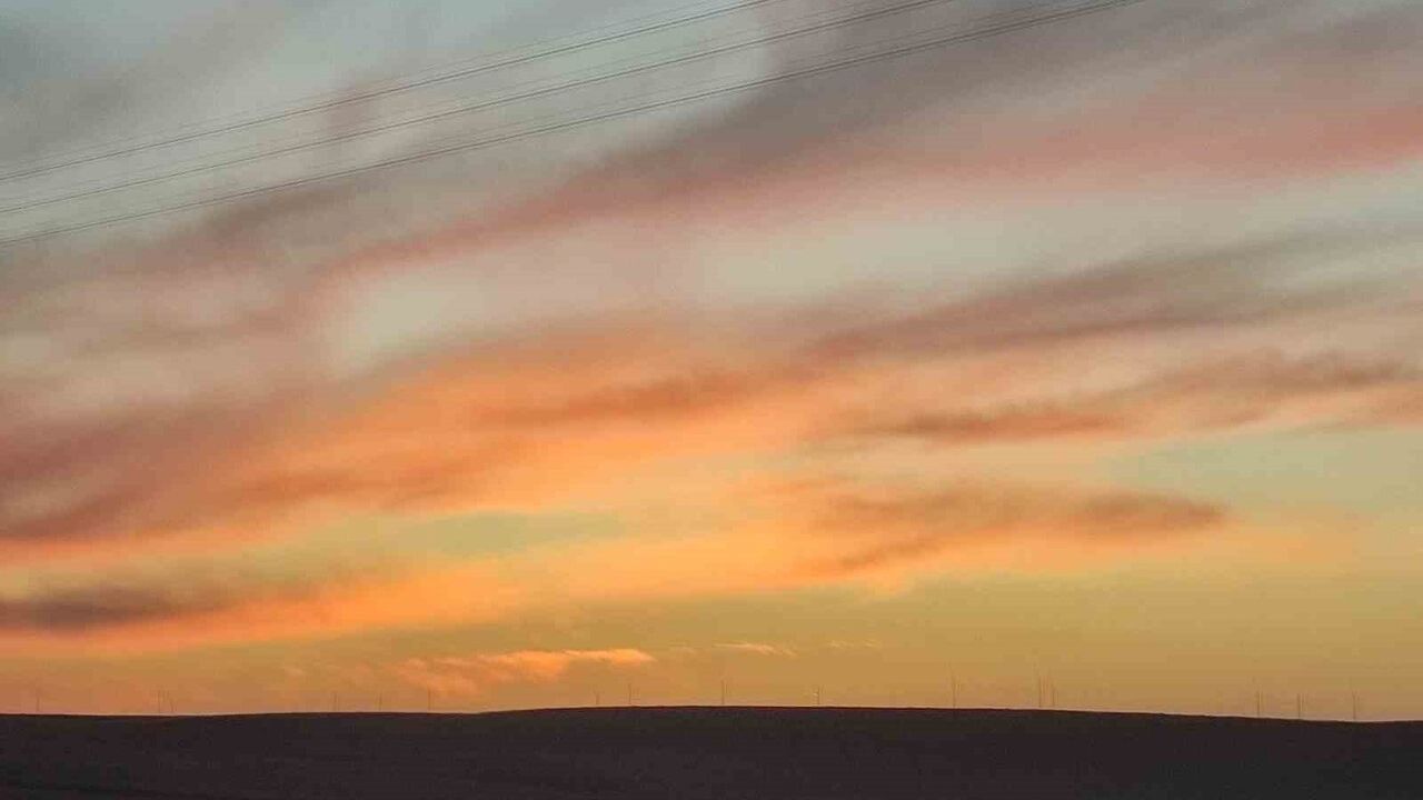 Damal'da gün doğumu kartpostallık görüntüler oluşturdu