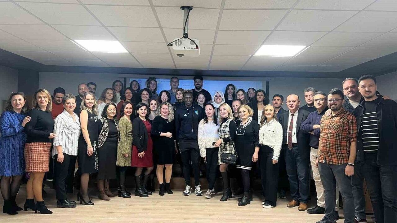 Dan Agyei'den 24 Kasım'da Körfez Atatürk Anadolu Lisesi'ne Sürpriz Ziyaret