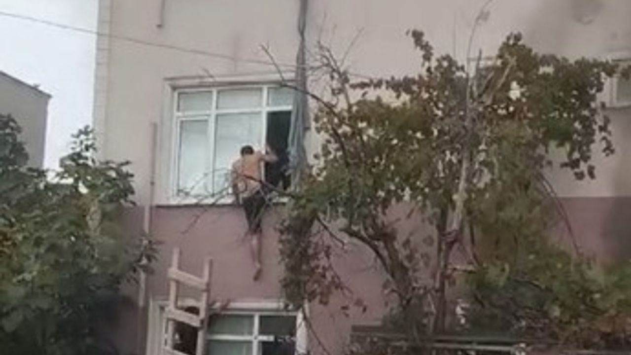 Darıca'da önce bıçak çekti sonra yangın çıkardı: İşçiler çarşaflarla pencereden indi