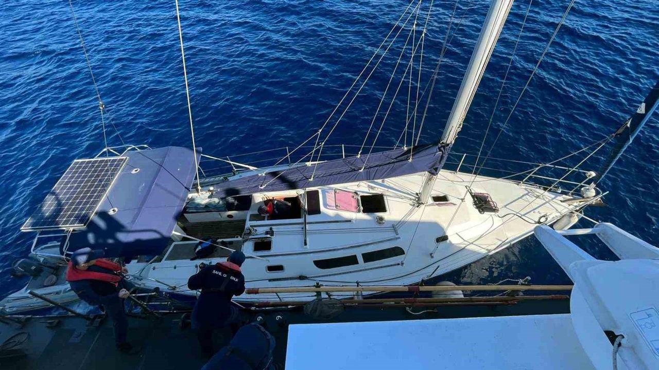 Datça açıklarında yelkenlide göçmen operasyonu