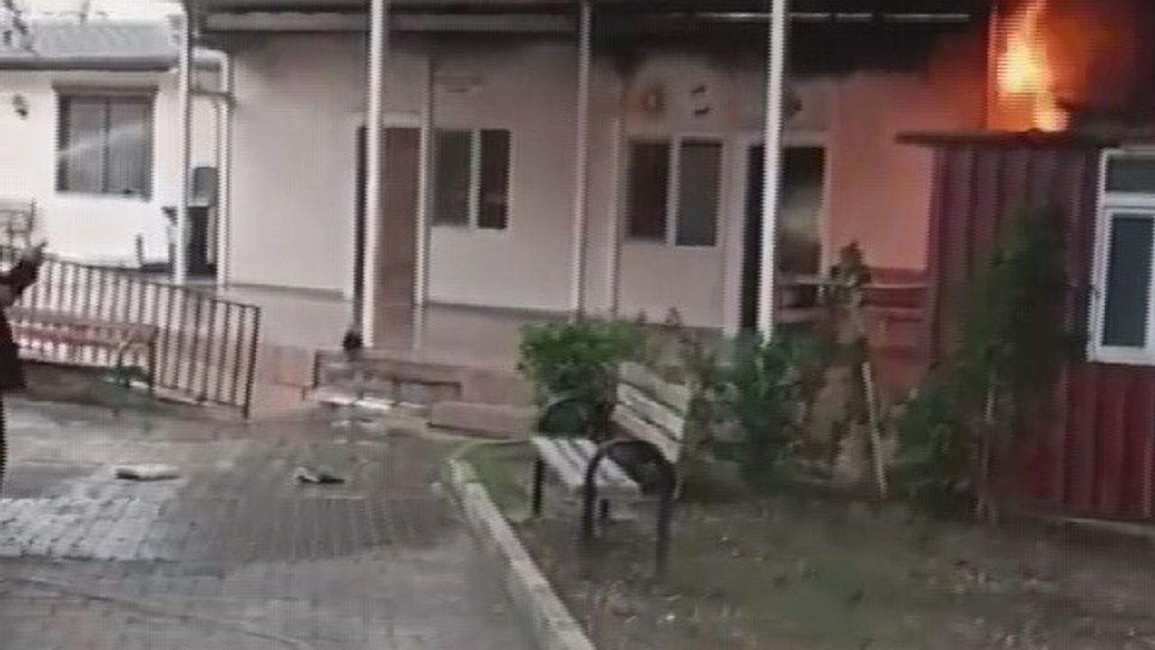 Defne'de çadır yangını prefabrik ofise sıçradı: Şüpheli görüntüler ortaya çıktı