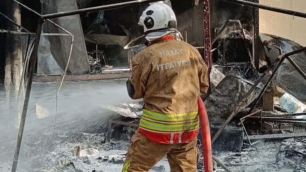 Defne'de prefabrik sendika ofisi yangın sonrası kullanılamaz hale geldi