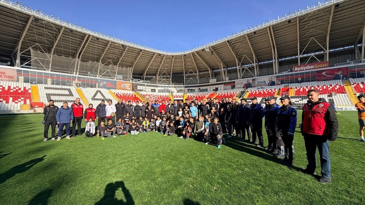 Değer Erzincan gençlerle Erzincanspor antrenmanında