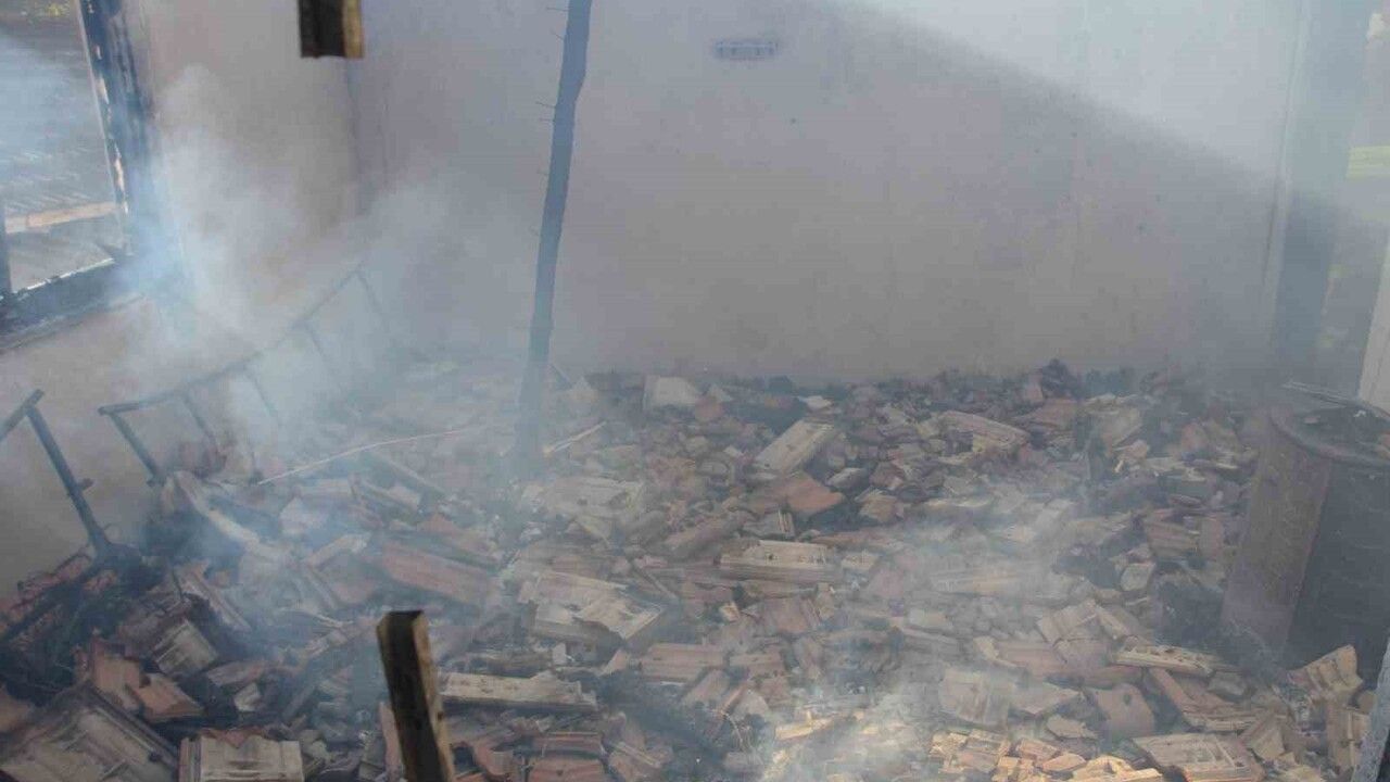 Demirci'de ev kullanılamaz hale geldi; ahırdaki büyükbaşlar kurtarıldı