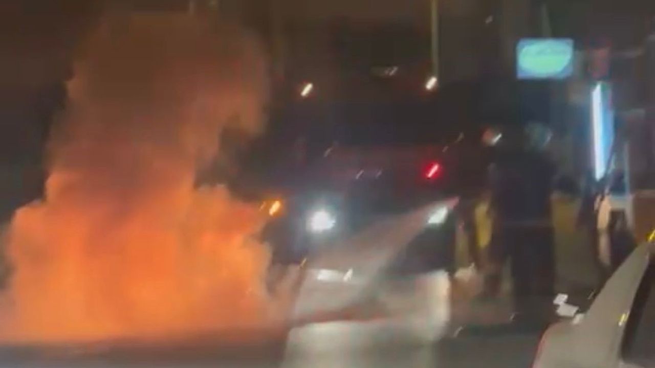 Denizli'de arızalanan elektrikli motosikleti benzin döküp ateşe verdi