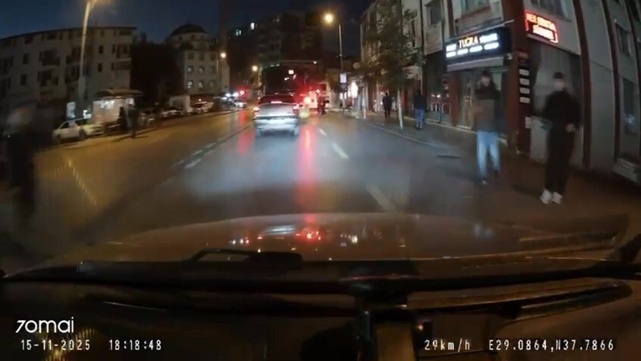 Denizli'de belediye otobüsü durağa yanaşmayıp orta şeritte yolcu indirince kaza tehlikesi