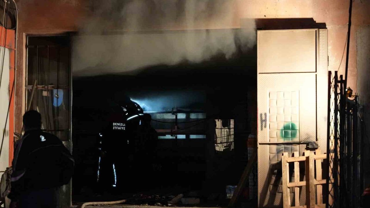 Denizli'de eski fabrika yerleşkesinde yangın: 6 işyeri zarar gördü