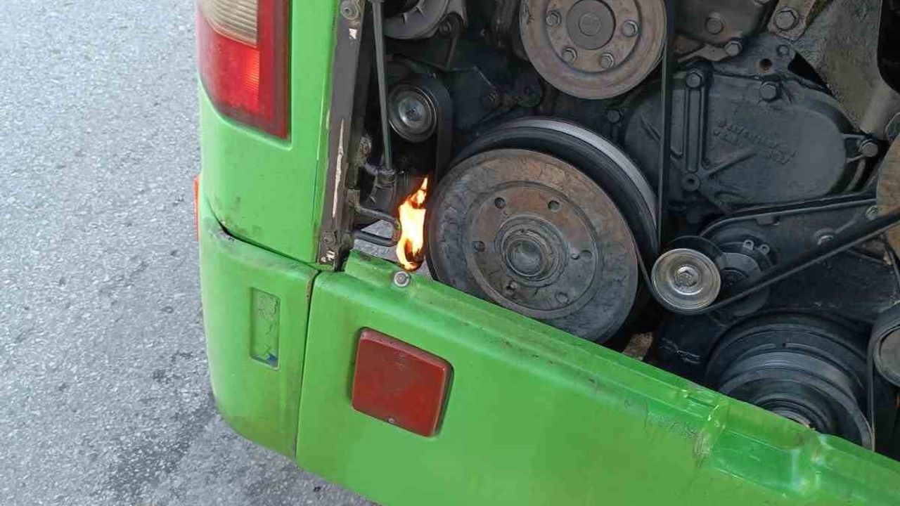 Denizli'de halk otobüsündeki yangın esnaftan temin edilen tüple söndürüldü