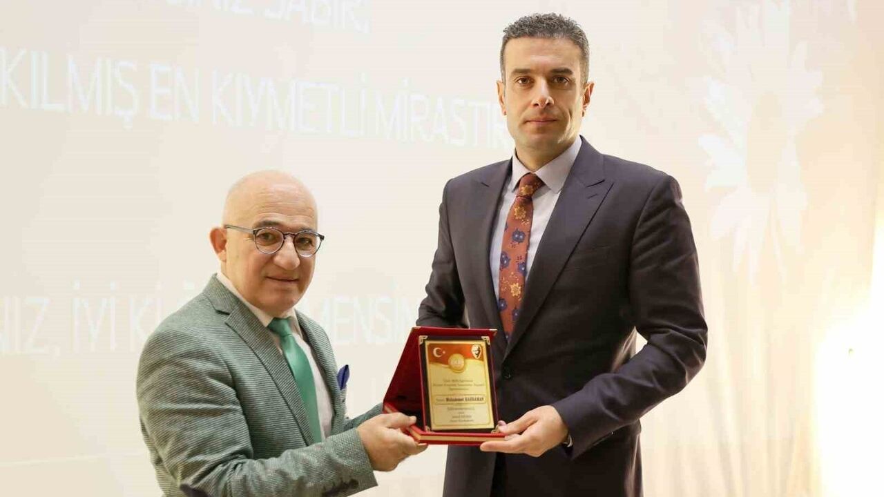 Denizli'de kültür elçisi öğretmen Muhammet Kahraman'a 'Üstün Şeref' belgesi