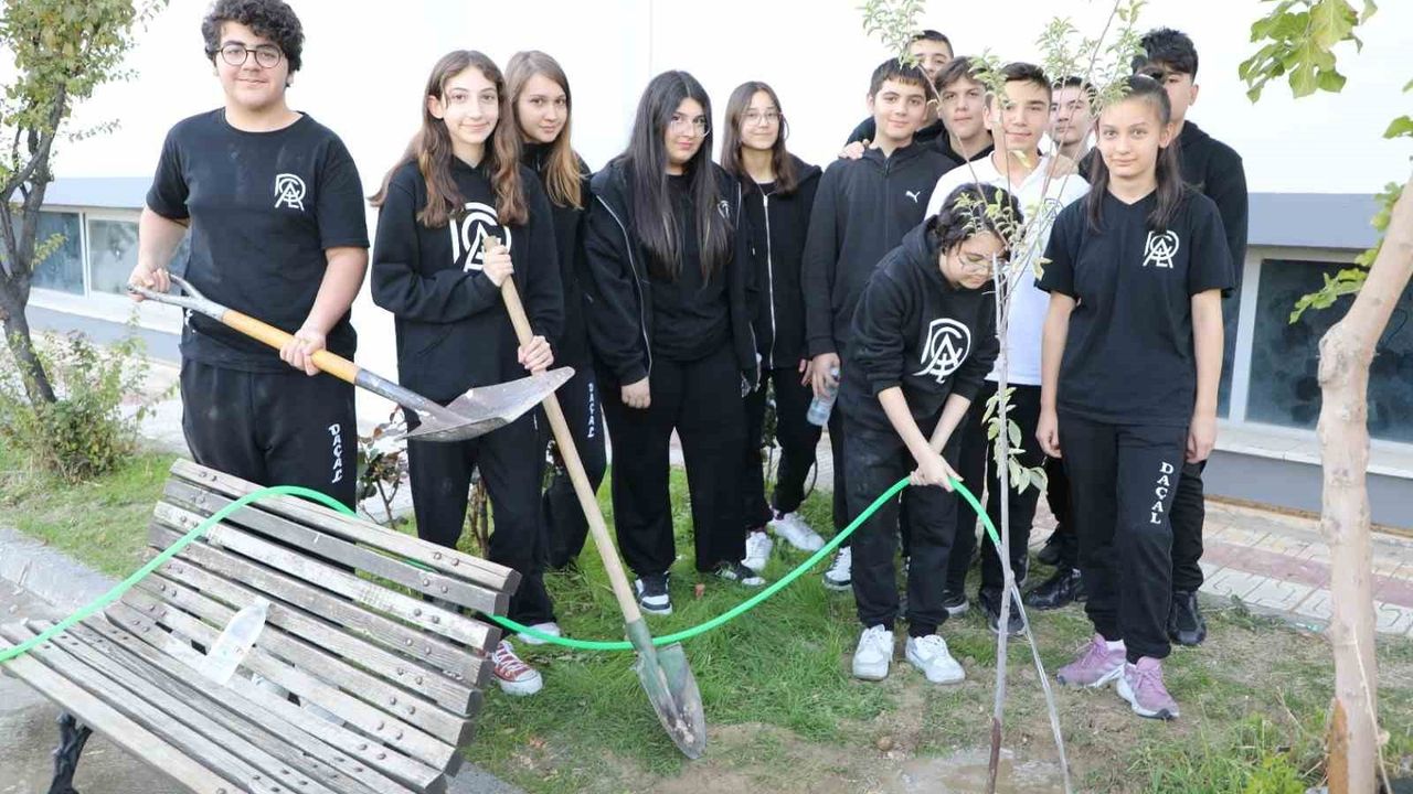 Denizli'de lise öğrencileri iklim için fidan dikti