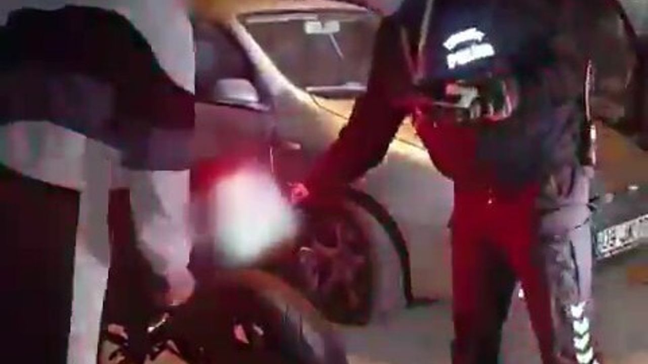 Denizli'de motosiklet sürücüsü plakasını gizleyip kırmızı ışığı geçti, ceza aldı