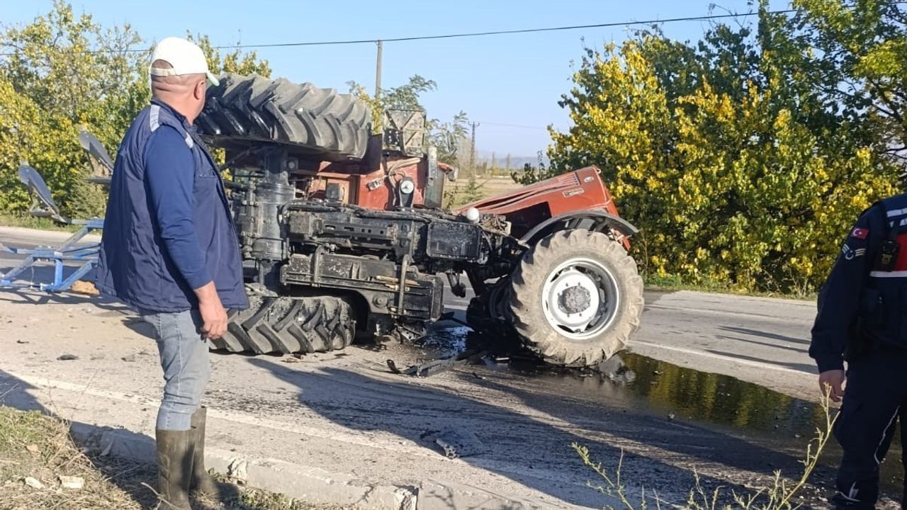 Denizli'de otomobil ile traktör çarpıştı; traktör ikiye bölündü