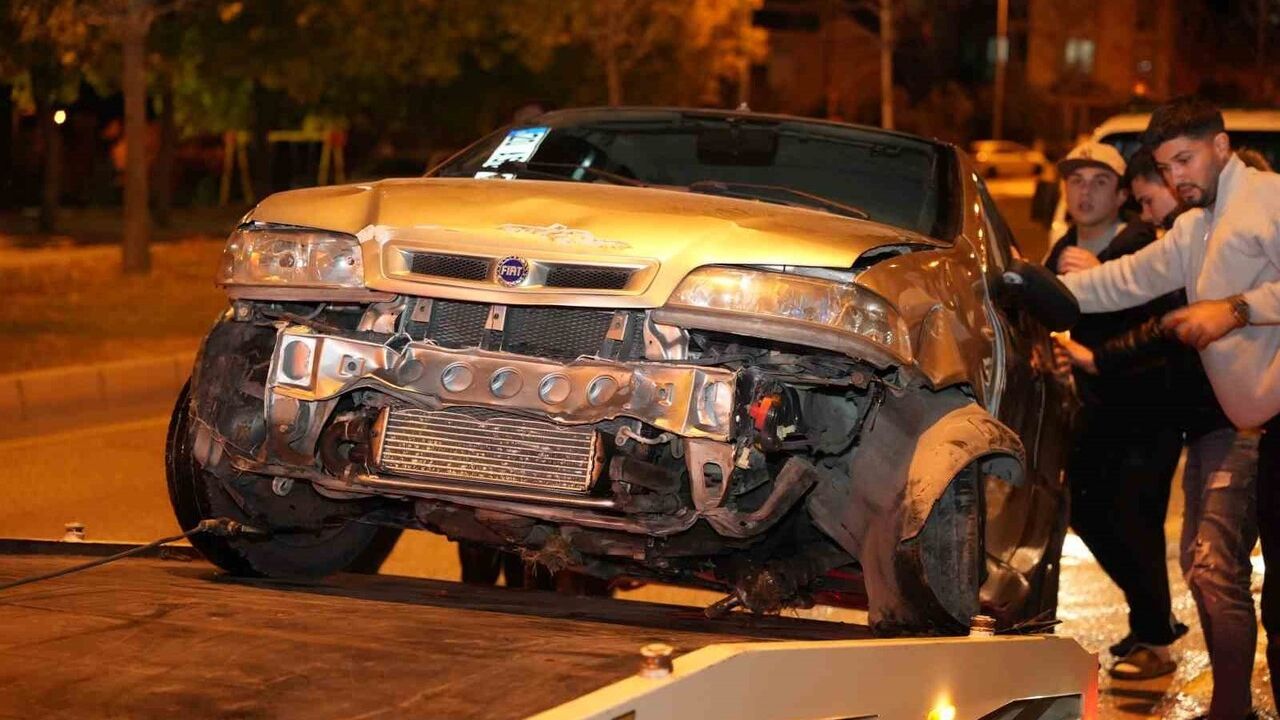 Denizli'de otomobil kontrolünü kaybedip 'Yavaş' levhasına çarptı