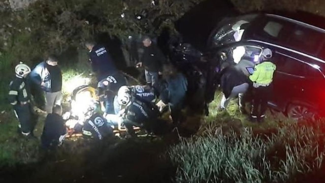 Denizli'de otomobil uçuruma yuvarlandı; sürücü itfaiye tarafından kurtarıldı