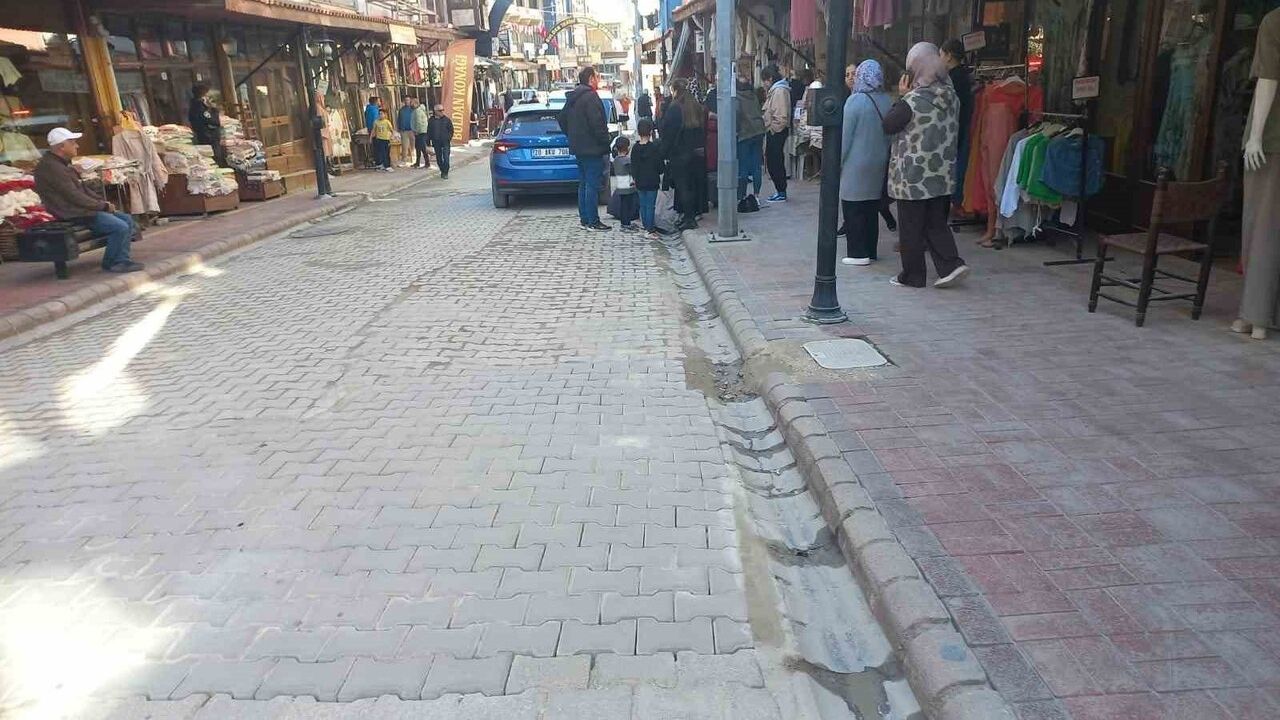 Denizli'de ters yöne giren araç yayaya çarptı – 1 yaralı