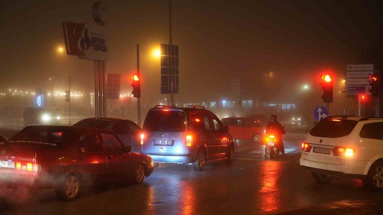 Denizli'de yoğun sis kent yaşamını olumsuz etkiledi