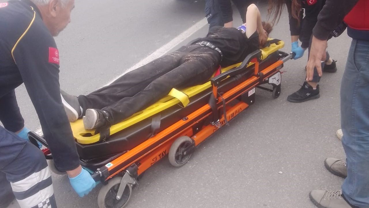 Denizli Tavas'ta Takla Atan Otomobilde Sürücü İtfaiye Tarafından Kurtarıldı