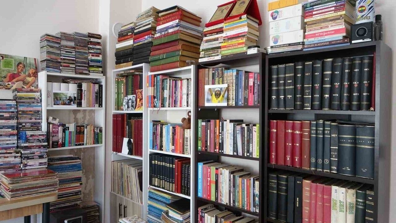 Depremde beyaz eşyayı bırakıp 40 çuval kitap, plak ve kaseti kurtardı