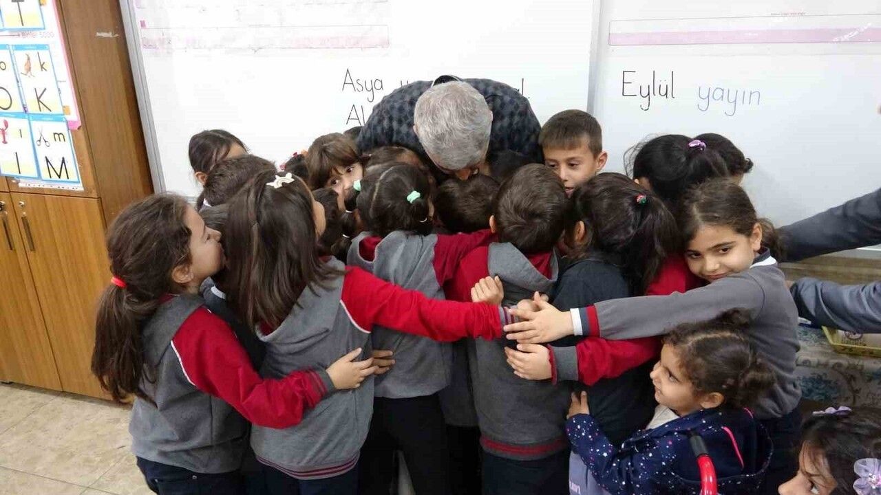Depremde Yaralarını Öğrencileriyle Sararak Hayata Tutunan Öğretmen Kadir Özer