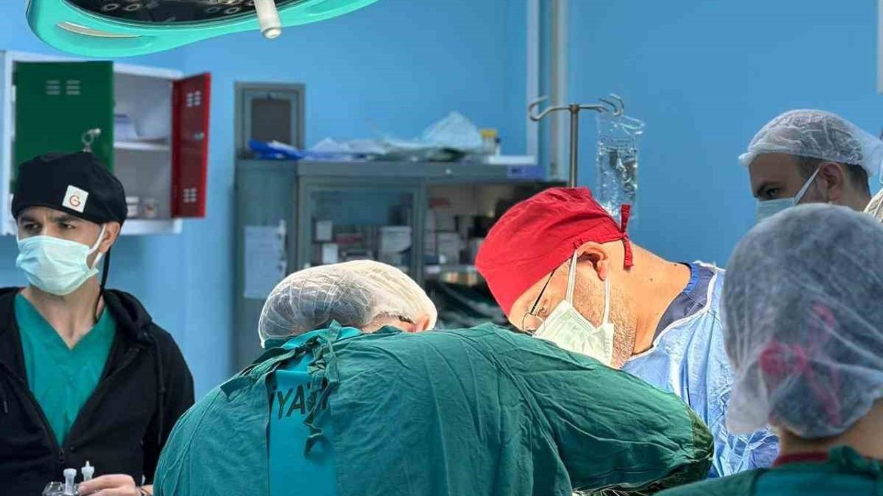 Derecik Devlet Hastanesinde İlk Tiroid (Guatr) Ameliyatı Başarıyla Yapıldı