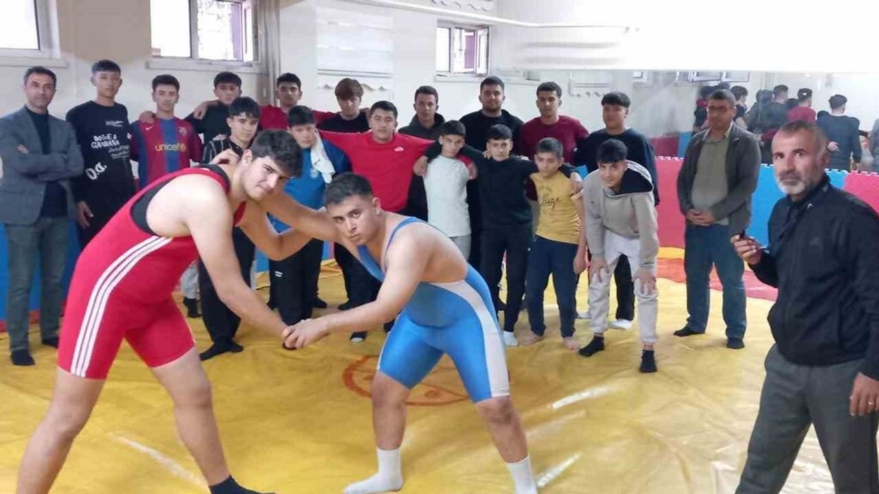 Develi’de Liselerarası Güreş Müsabakalarında Muammer Kocatürk Lisesi Öne Çıktı
