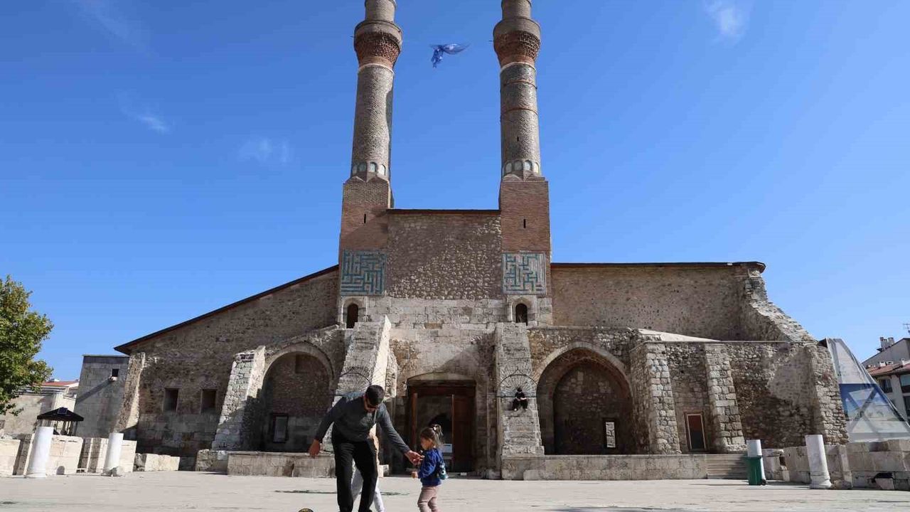 Devlet Bahçeli’nin Rozeti ve Yüzüğü Gündemi Sarstı
