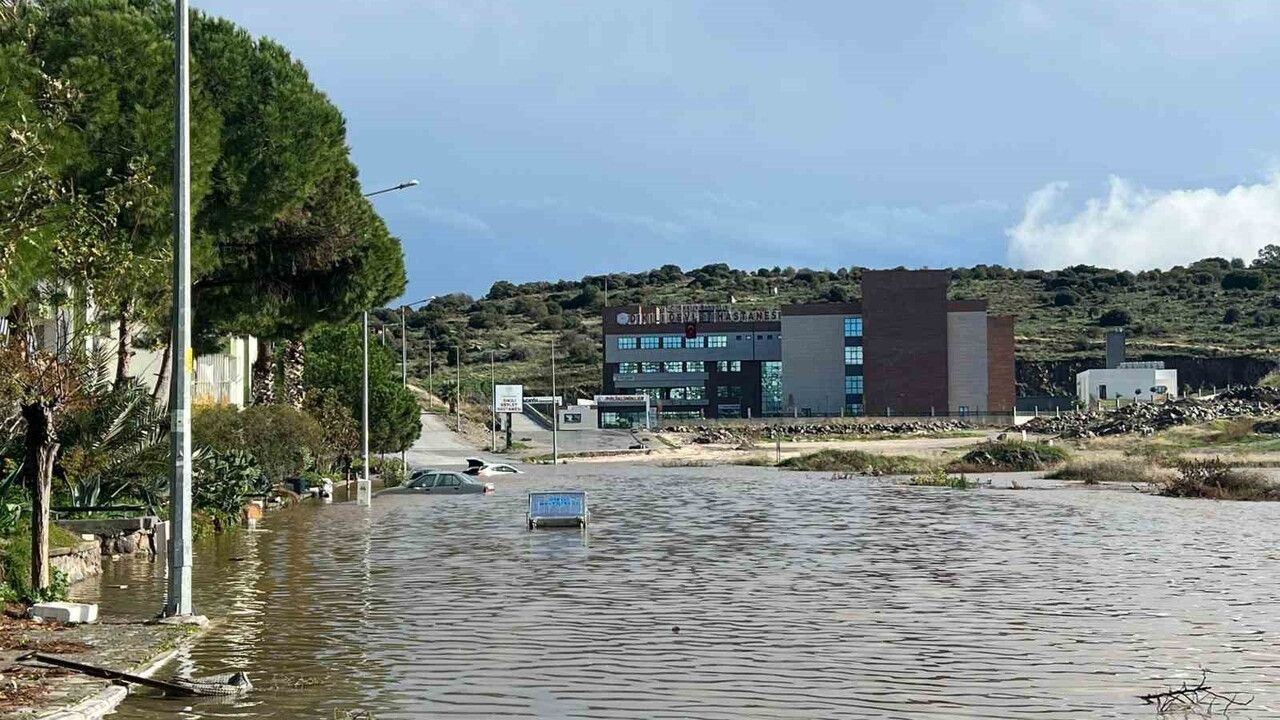 Dikili ve İzmir'de Sağanak: Yollar Göle Döndü, Araçlar Sular Altında