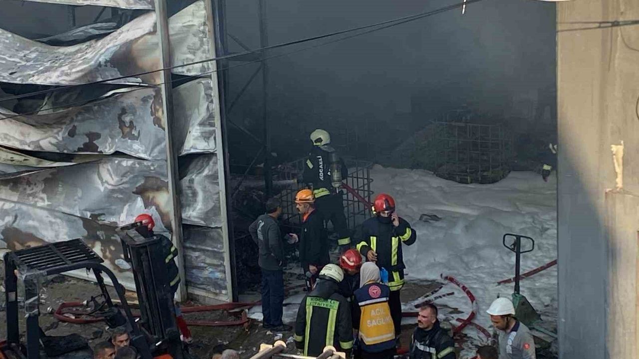 Dilovası'nda parfüm dolum tesisinde yangın: İçeride işçiler olduğu iddiası
