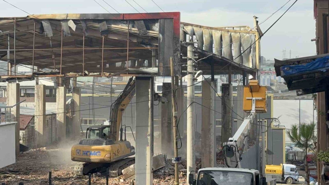 Dilovası'ndaki parfüm dolum tesisi yıkımına başlandı