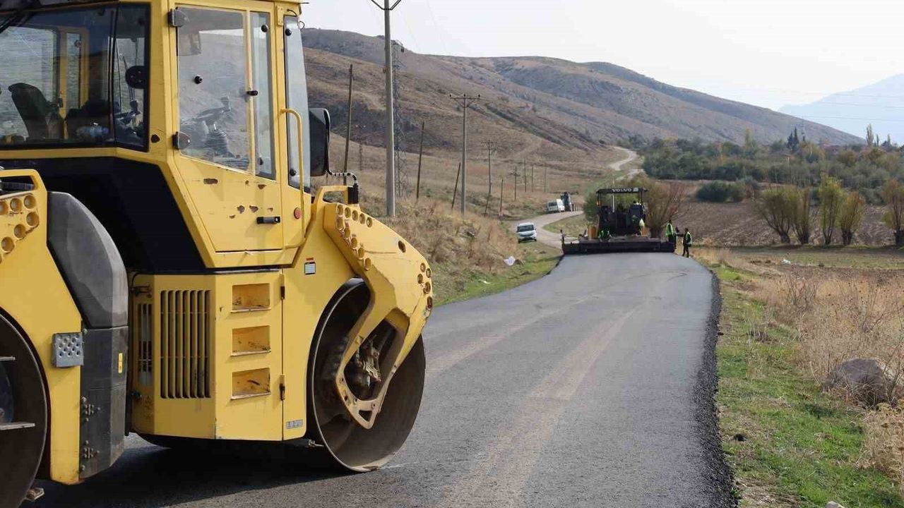 Dinar’da Uluköy-Akçaköy bağlantı yolunda sıcak asfalt çalışması başladı