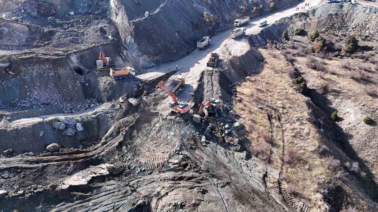 Divriği'de demir madeninde göçük: Arama çalışmaları 9. günde