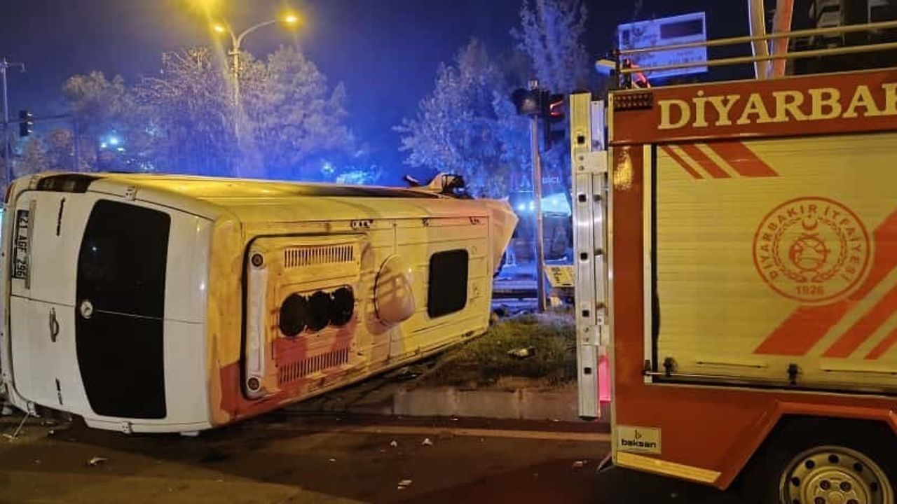 Diyarbakır Bağlar’da minibüs devrildi: 4 yaralı