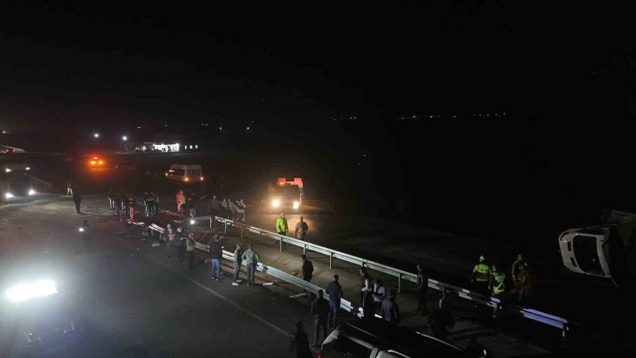 Diyarbakır-Batman karayolunda 5 araçlı zincirleme kaza: 3 ölü, 14 yaralı