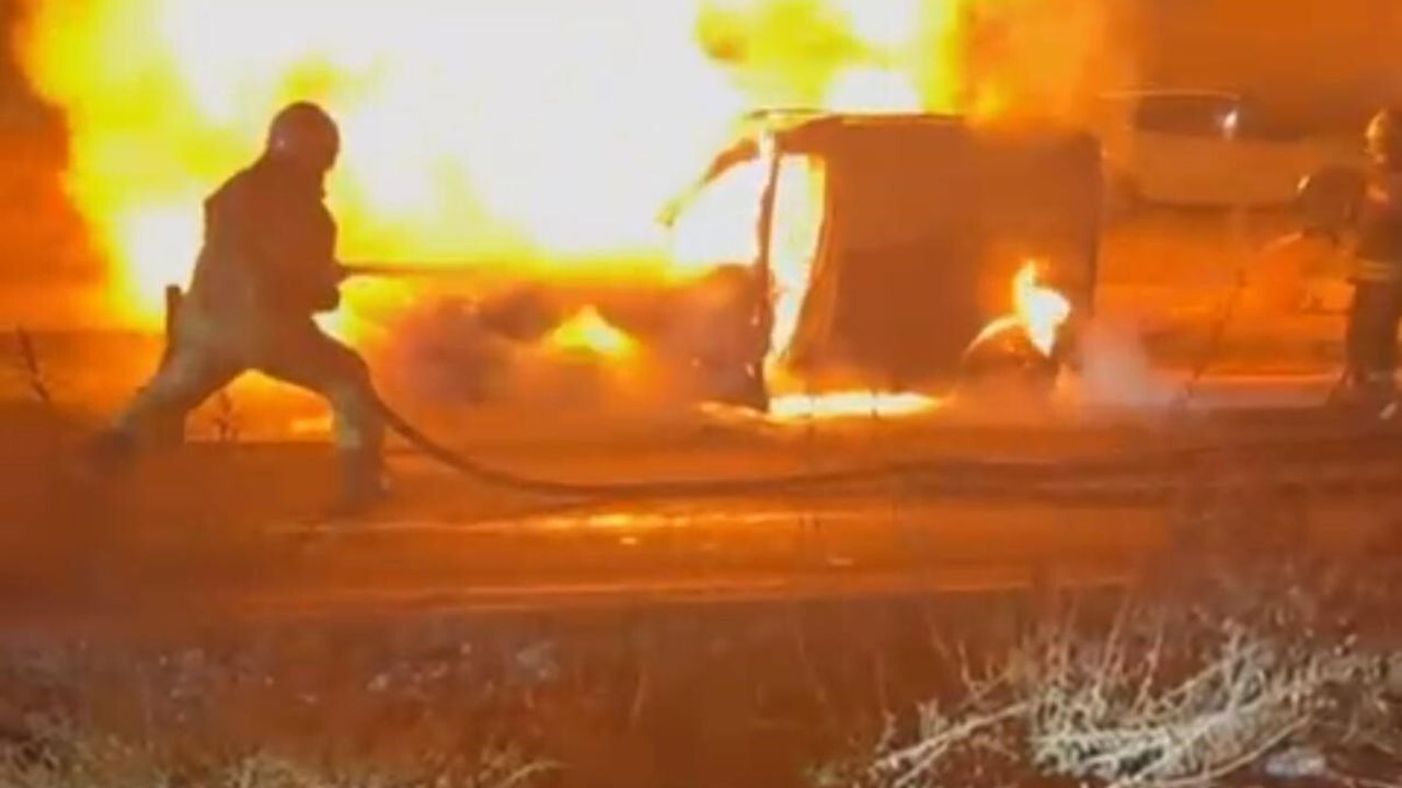 Diyarbakır'da araç yangını: Hafif ticari araç alev topuna döndü