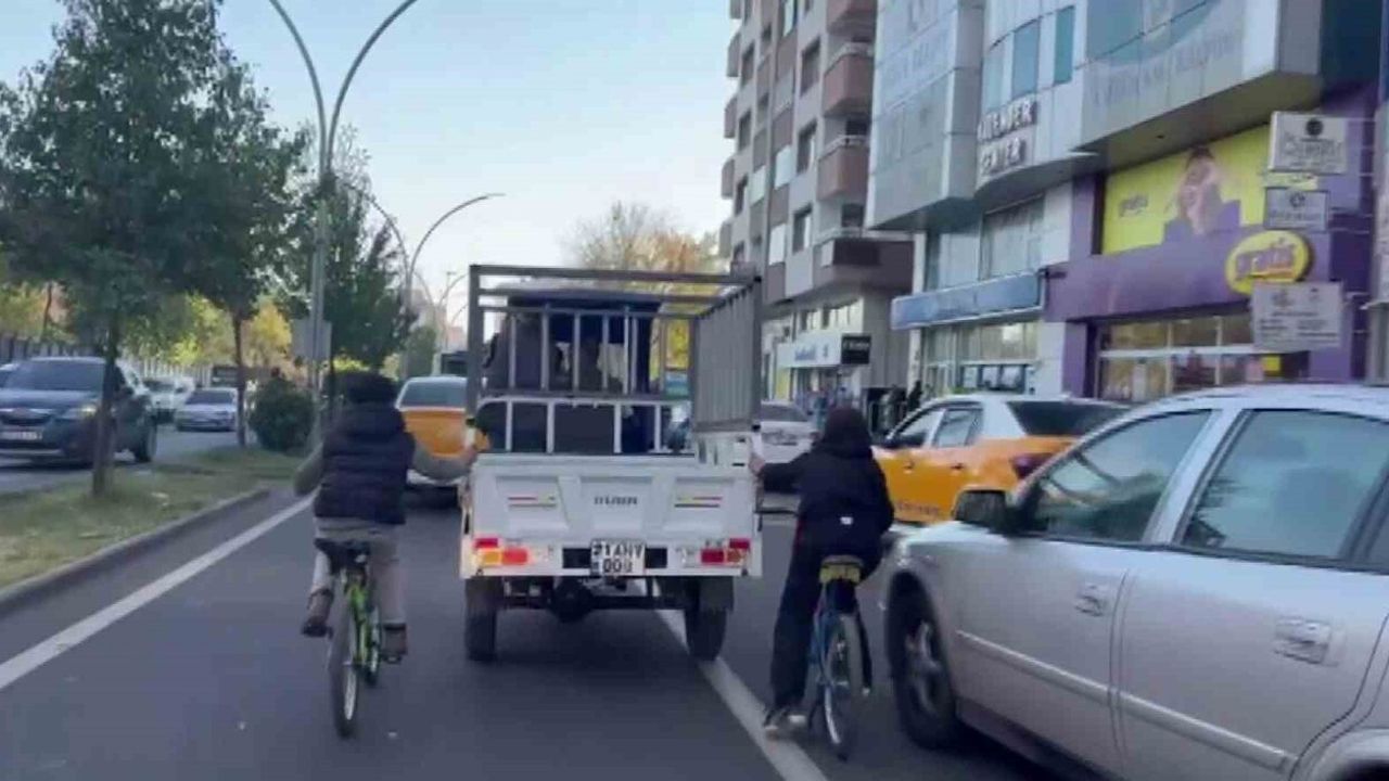 Diyarbakır’da bisikletli çocukların tehlikeli sepetli motor yolculuğu