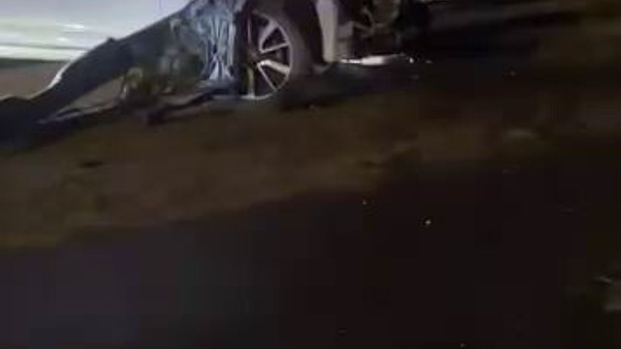 Diyarbakır'da ehliyetsiz sürücü park halindeki araçlara çarptı: 1 yaralı