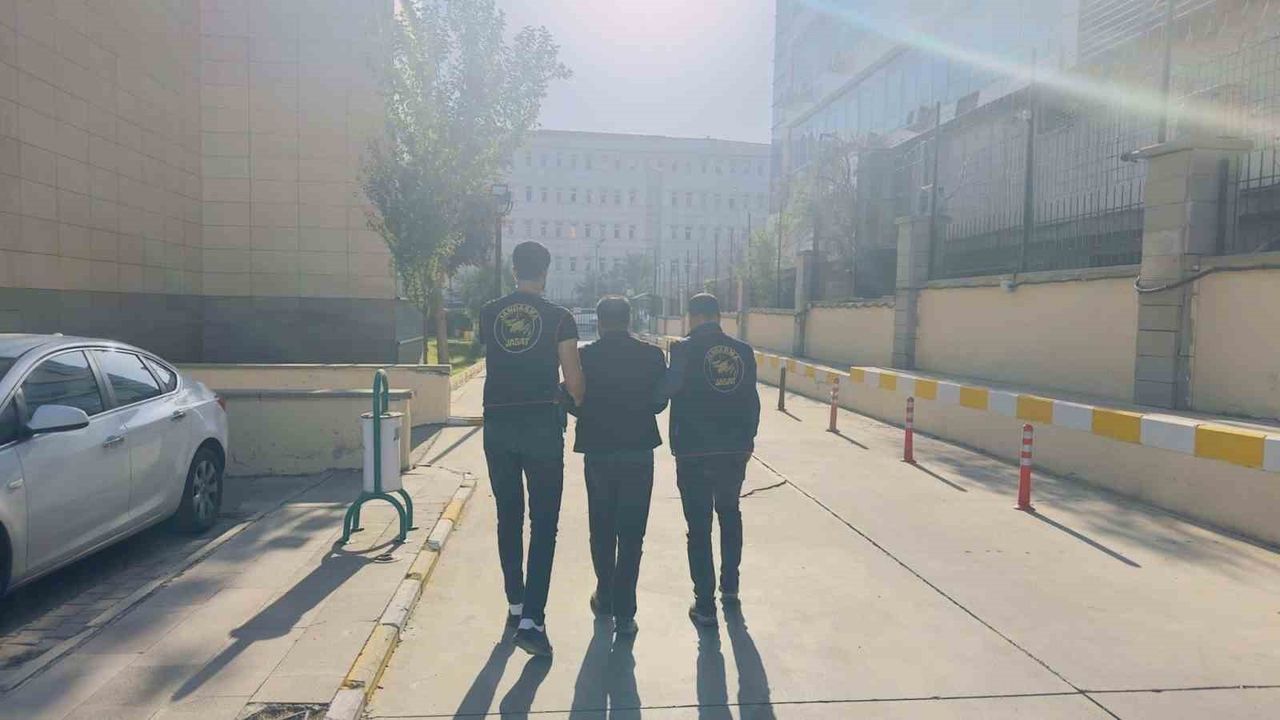 Diyarbakır'da JASAT 74 aranan şahsı yakaladı