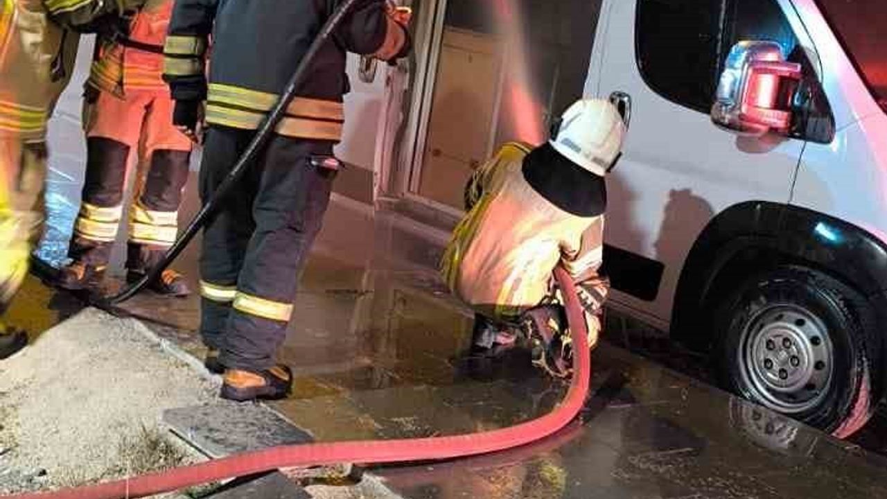 Diyarbakır’da karavanda çıkan yangına itfaiyenin müdahalesi kask kamerasında