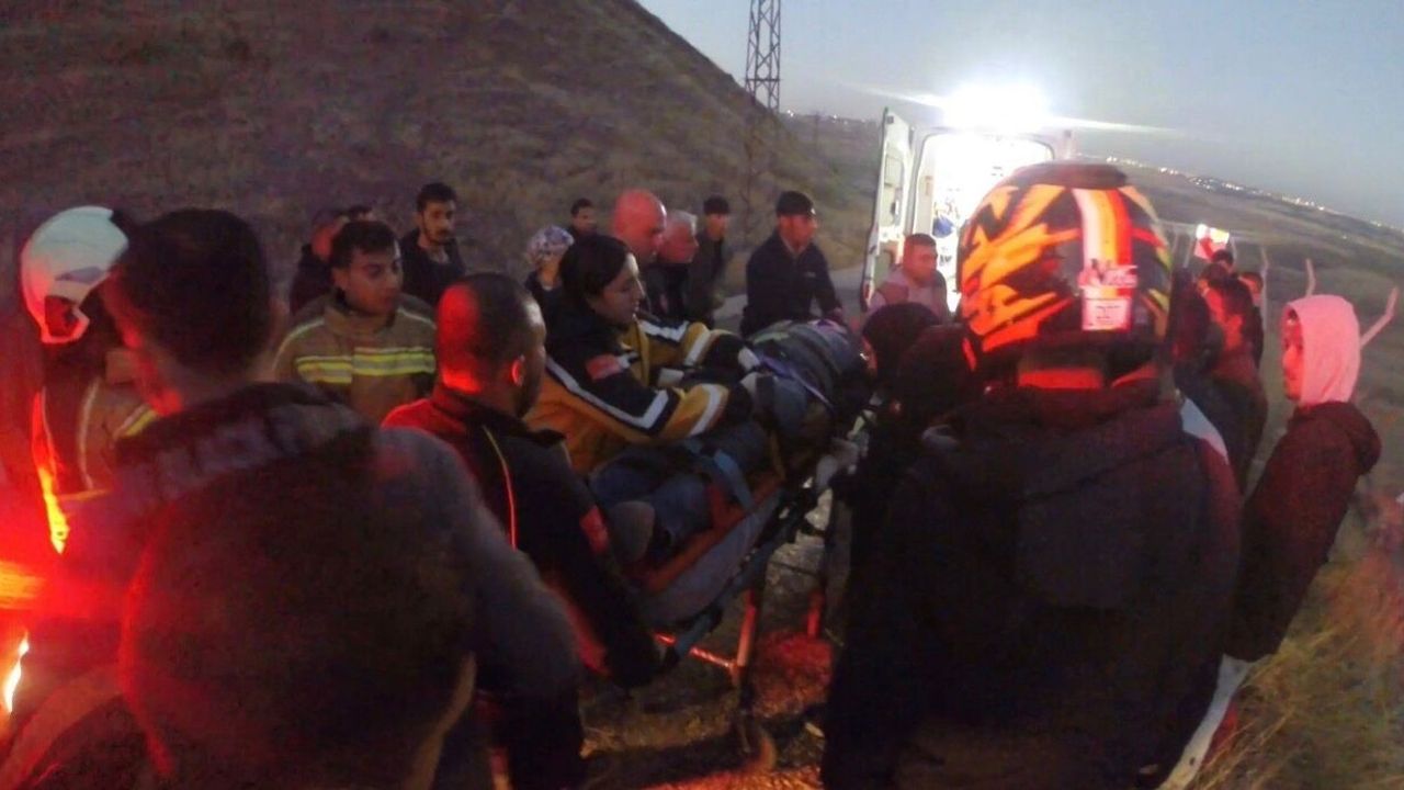 Diyarbakır'da otomobil şarampole yuvarlandı — İtfaiye ekipleri sürücüyü kurtardı
