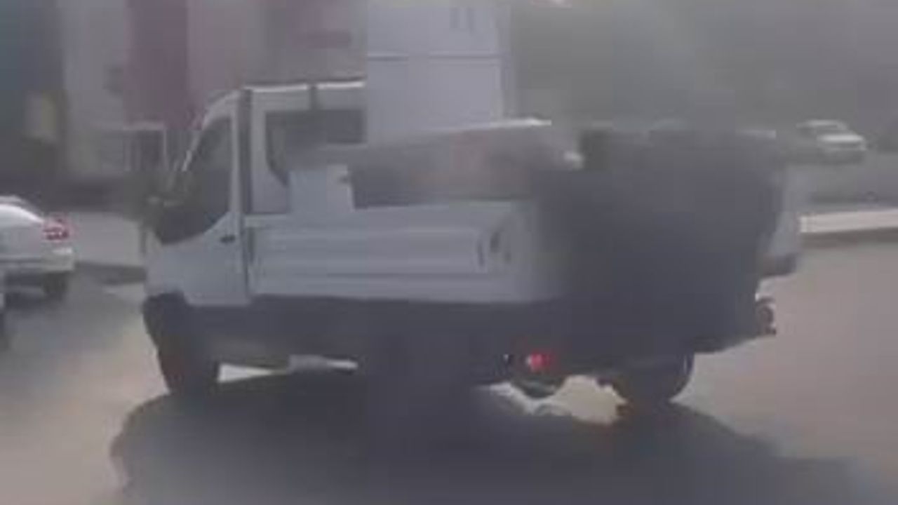 Diyarbakır’da pikap arkasına tutunan 4 çocuğun tehlikeli yolculuğu kamerada