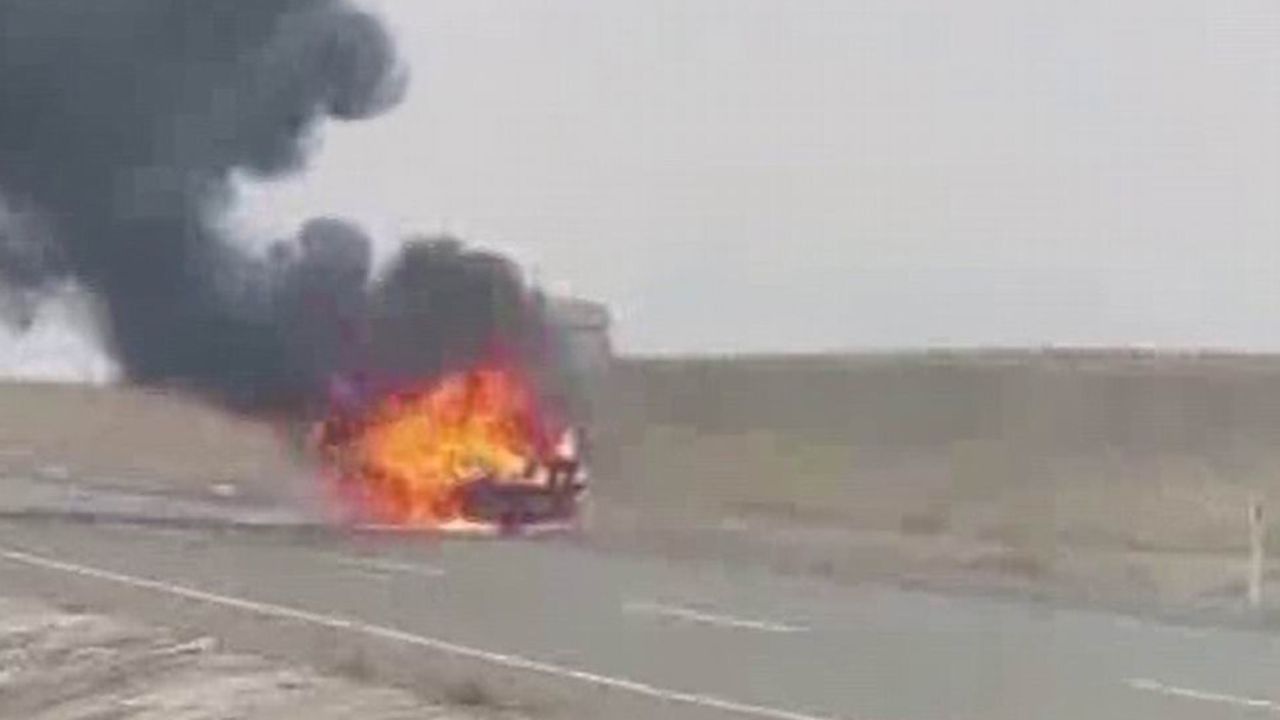 Diyarbakır Lice'de Seyir Halindeki Araç Alev Aldı