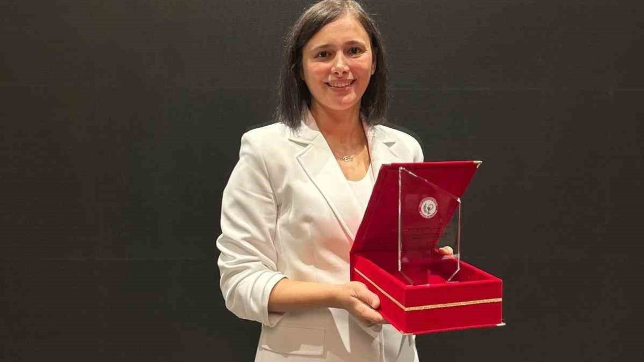 Doç. Dr. Ulviye Acar Çevik’e TEB Eczacılık Akademisi Teşvik Ödülü