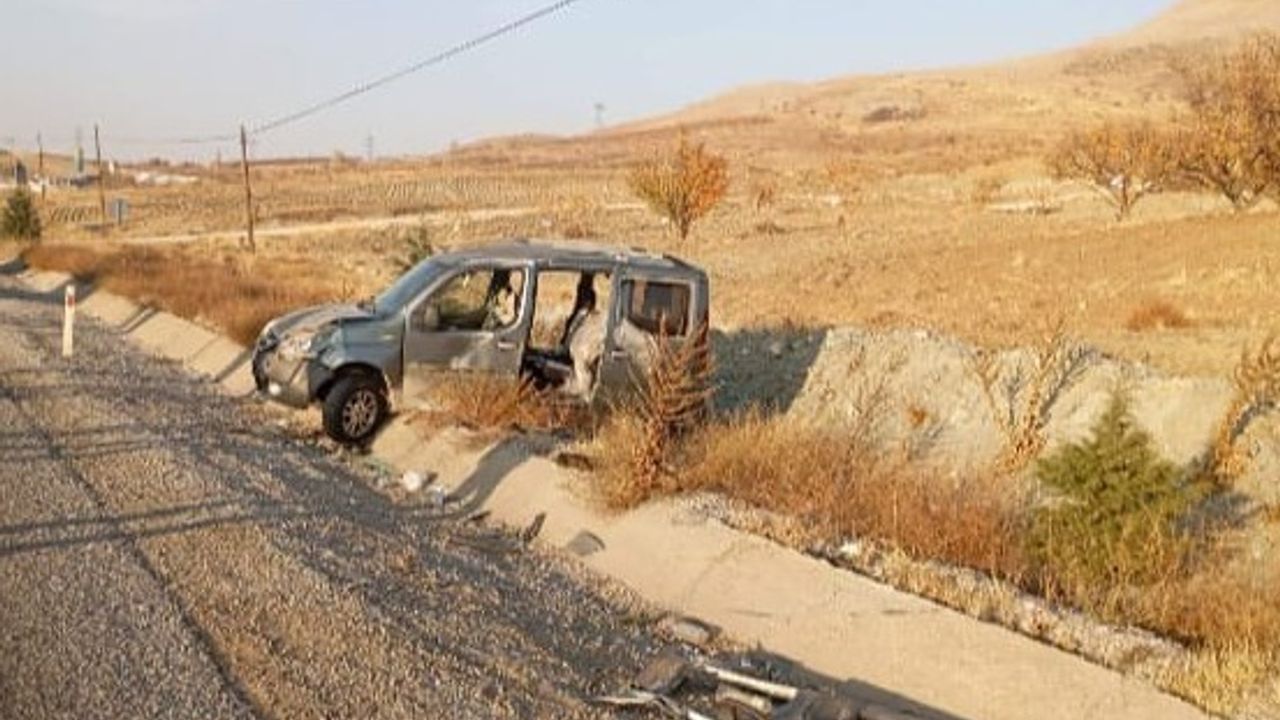 Doğanşehir'de hafif ticari araç su tahliye kanalına çarptı: 1 yaralı