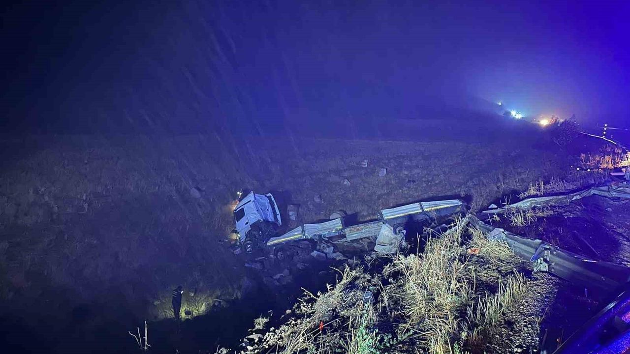 Doğanşehir'de şarampole devrilen çekicinin sürücüsü yaşamını yitirdi